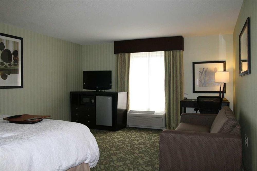 Hampton Inn Detroit Roseville Clinton Township Номер фото