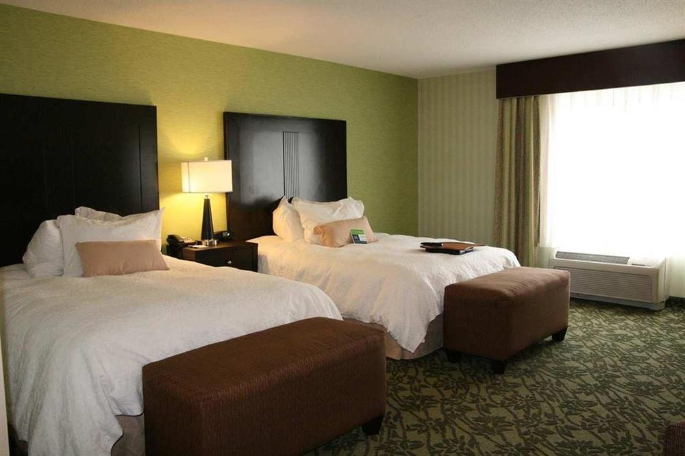 Hampton Inn Detroit Roseville Clinton Township Номер фото