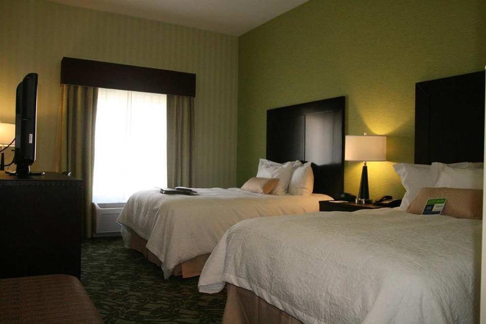 Hampton Inn Detroit Roseville Clinton Township Номер фото