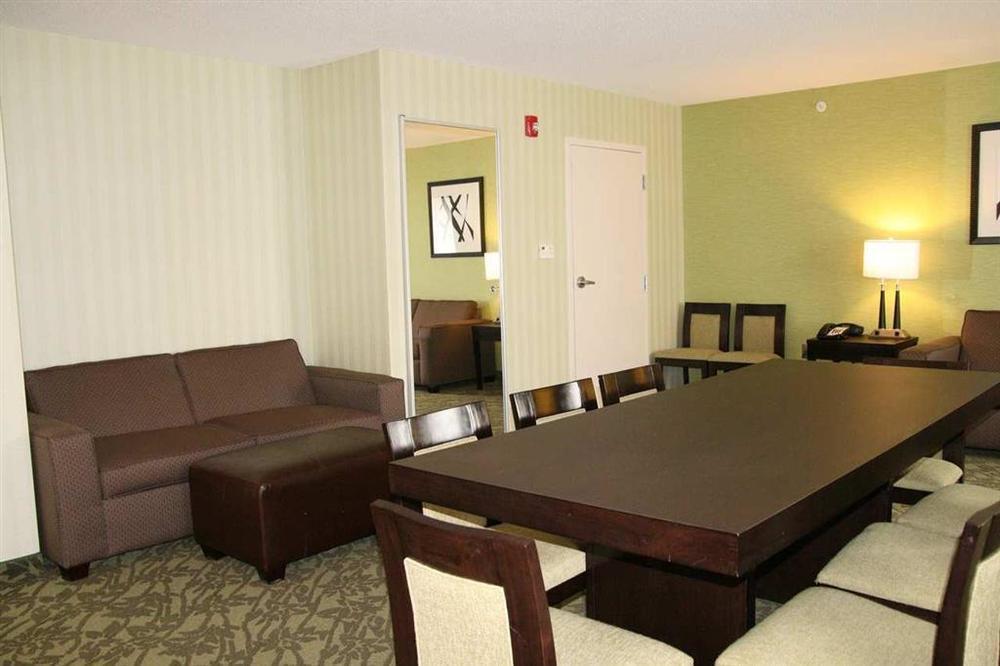 Hampton Inn Detroit Roseville Clinton Township Номер фото