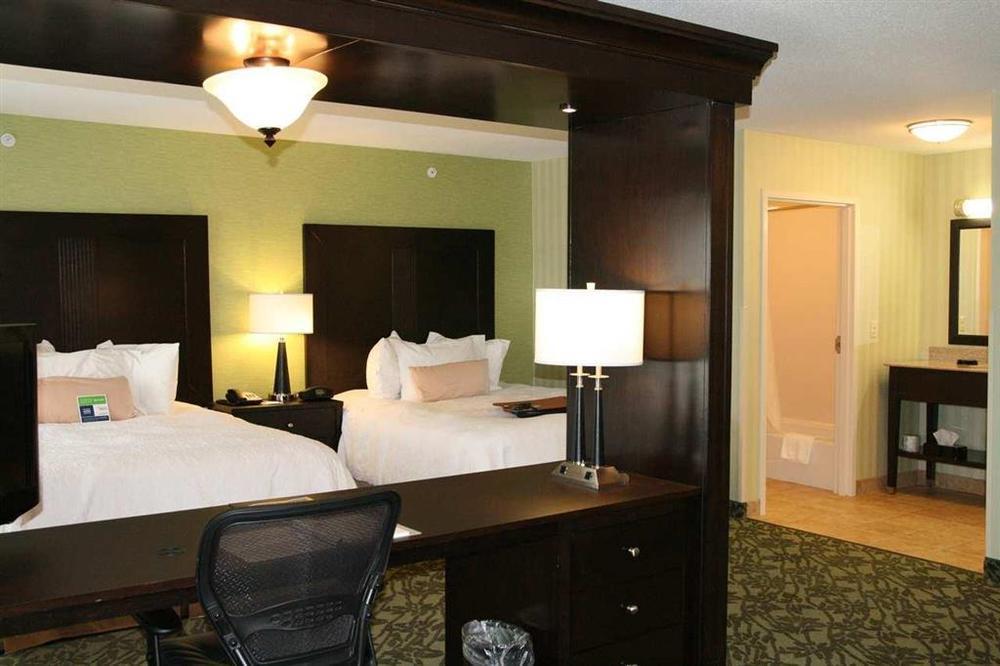 Hampton Inn Detroit Roseville Clinton Township Номер фото