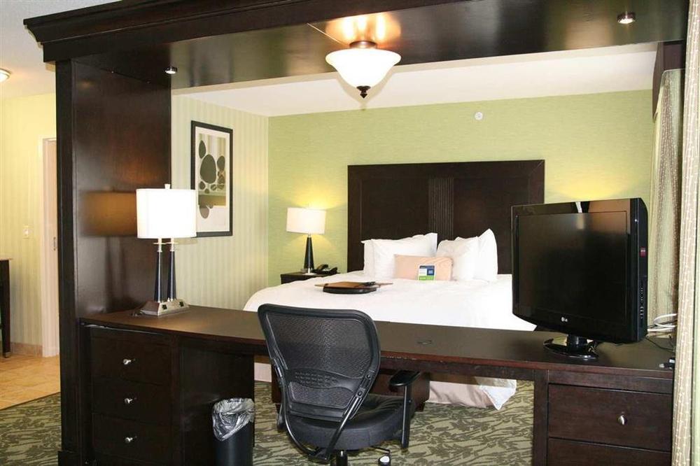 Hampton Inn Detroit Roseville Clinton Township Номер фото