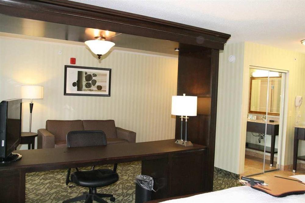 Hampton Inn Detroit Roseville Clinton Township Номер фото