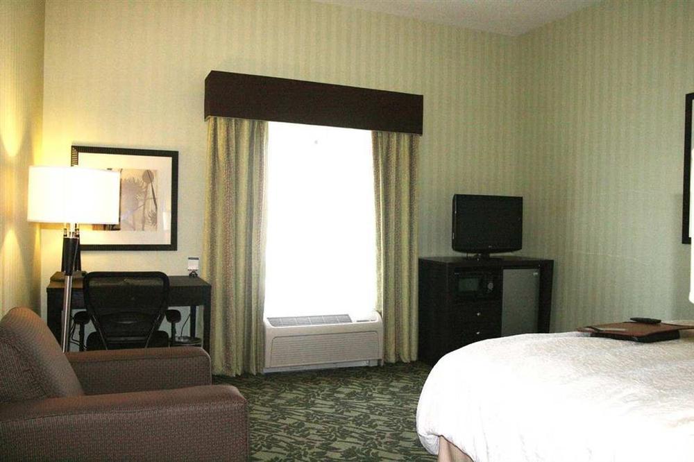 Hampton Inn Detroit Roseville Clinton Township Номер фото