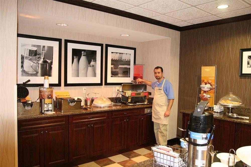 Hampton Inn Detroit Roseville Clinton Township Номер фото
